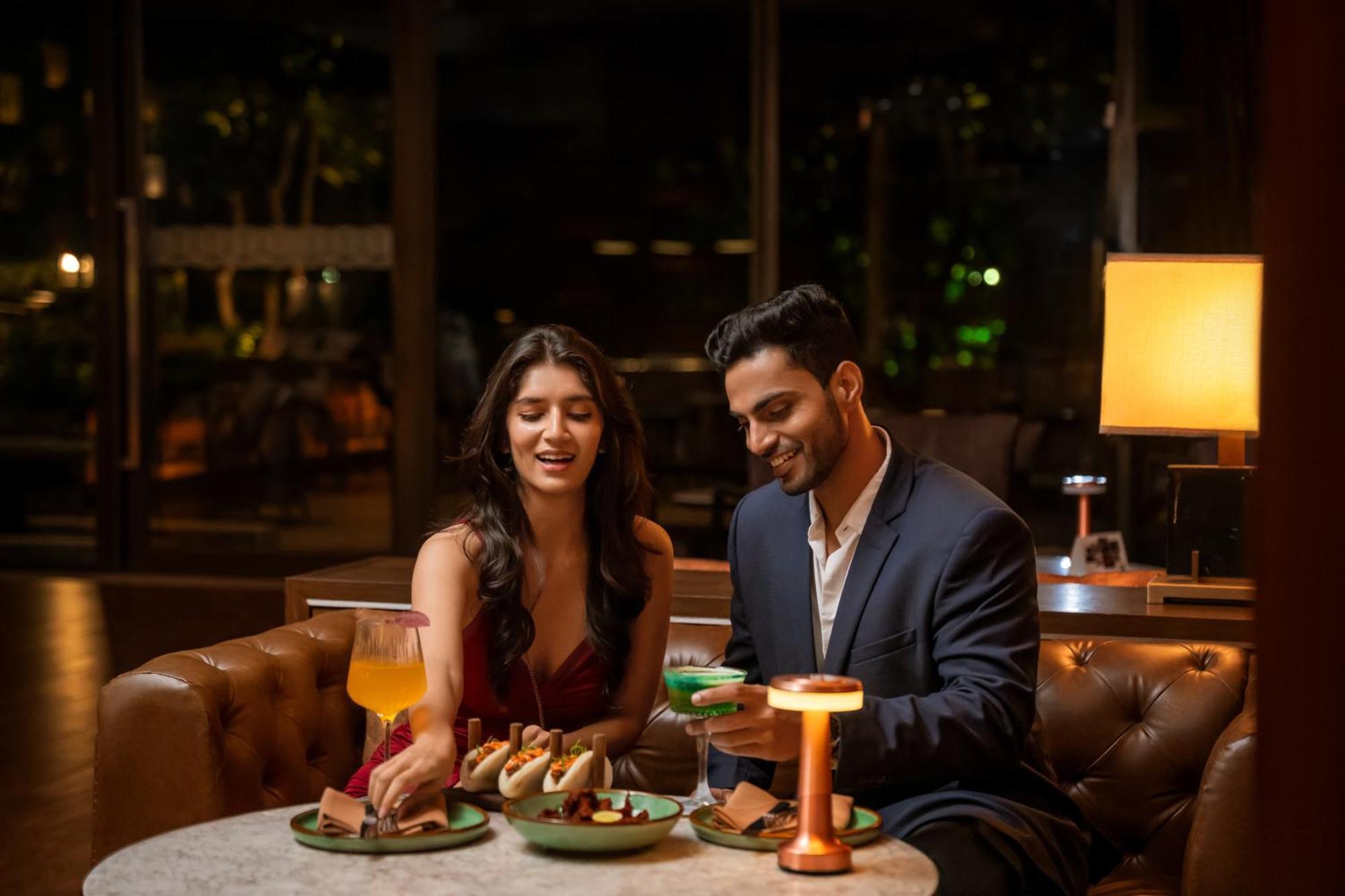 Hyatt Pune Exterior foto A couple dining at a restaurant